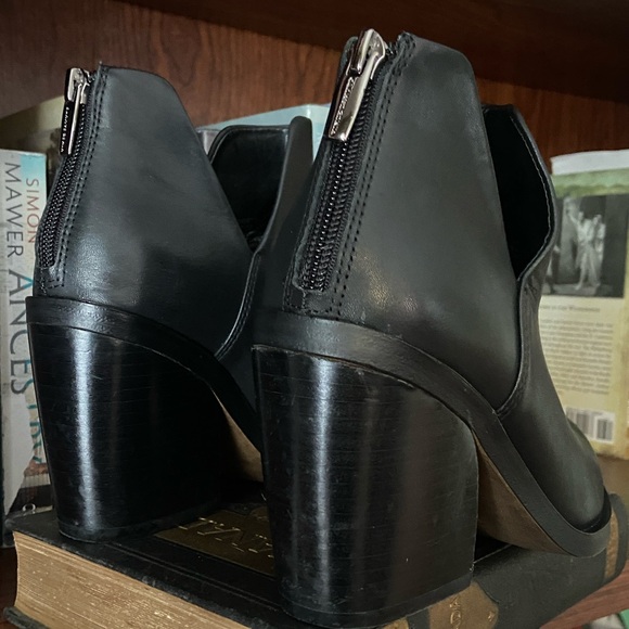 Vince Camuto 'Gigietta' Black Leather V-Cut Pointed Toe Boots Women's Size 7.5 - Picture 6 of 14